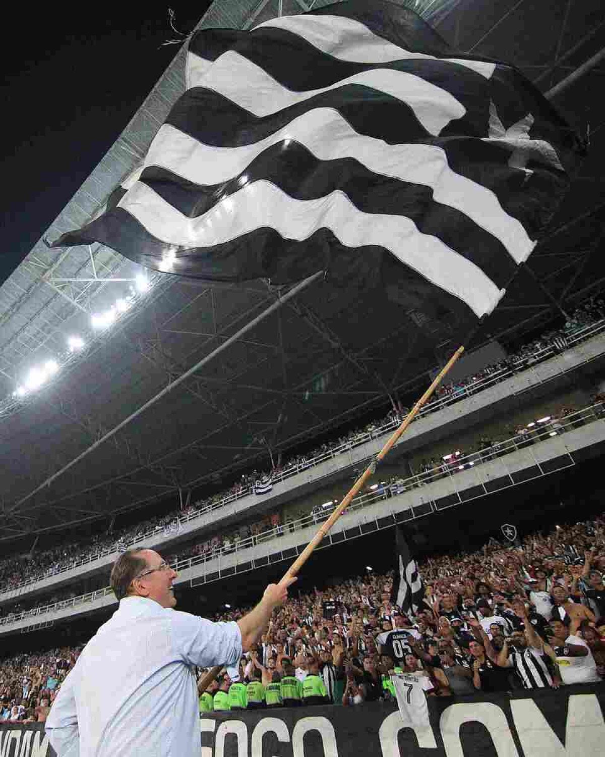 Estádio do Botafogo tem incidente com elevador que carregava atleta e torcedores