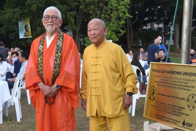  15/05/2022. Crédito: Ed Alves/CB/D.A Press. Brasil. Brasília - DF. Cidades. Celebração Vesak 2022.  Na foto o Metre Woo e o Monge Sato. 