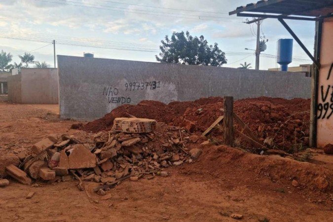 Para se protegerem dos grupos, em alguns lotes, moradores deixam claro que terreno não está à venda 