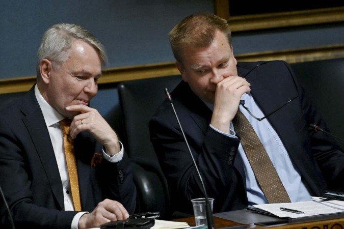  Finnish Foreign Affairs Minister Pekka Haavisto (L) and Finnish Defence Minister Antti Kaikkonen react during a plenary session at the Finnish parliament in Helsinki, Finland, on May 16, 2022, as legislators debate Finland's Nato membership. - Finland will apply for NATO membership, the Nordic country's president and prime minister announced on May 15, 2022, a direct result of Russia's invasion of Ukraine. (Photo by Emmi Korhonen / Lehtikuva / AFP) / Finland OUT
      Caption 