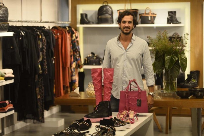 Dono de uma loja de roupas e calçados femininos, Thiago Maia aposta nas botas para a estação mais fria -  (crédito: Minervino Júnior/CB/D.A.Press)