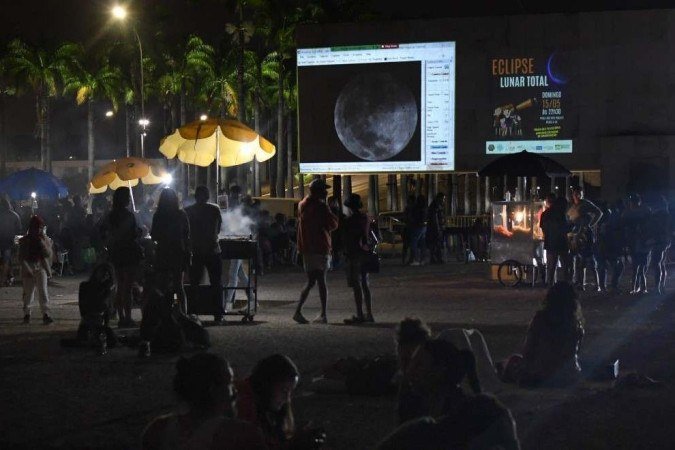  15/05/2022. Crédito: Ed Alves/CB/D.A Press. Brasil. Brasília - DF. Cidades. Brasilienses se reunem para assistir Eclipse Lunar, na praça dos 3 Poderes.