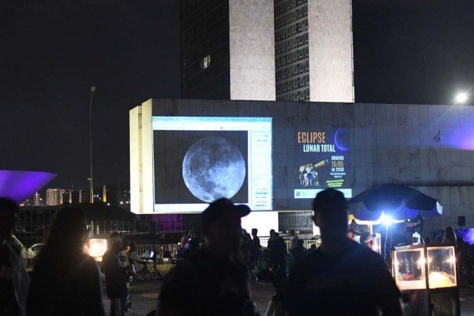  15/05/2022. Crédito: Ed Alves/CB/D.A Press. Brasil. Brasília - DF. Cidades. Brasilienses se reunem para assistir Eclipse Lunar, na praça dos 3 Poderes.