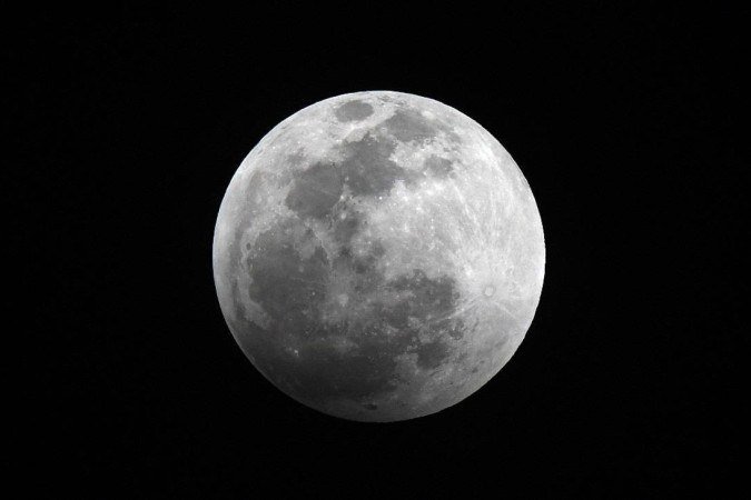  15/05/2022. Crédito: Ed Alves/CB/D.A Press. Brasil. Brasília - DF. Cidades. Brasilienses se reunem para assistir Eclipse Lunar, na praça dos 3 Poderes.