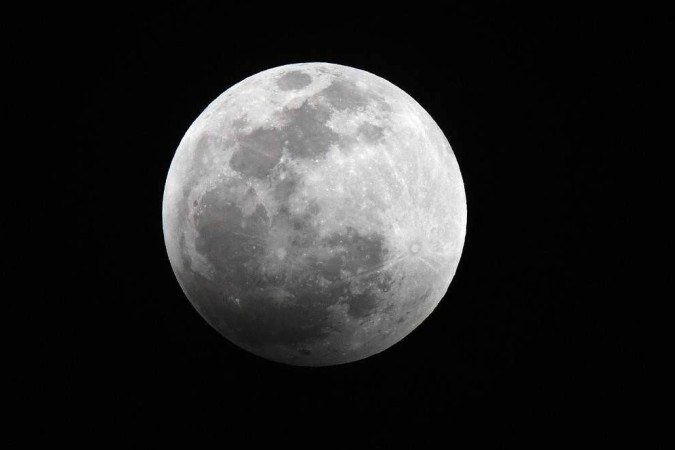  15/05/2022. Crédito: Ed Alves/CB/D.A Press. Brasil. Brasília - DF. Cidades. Brasilienses se reunem para assistir Eclipse Lunar, na praça dos 3 Poderes.