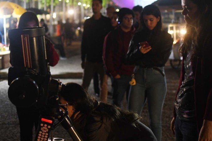  15/05/2022. Crédito: Ed Alves/CB/D.A Press. Brasil. Brasília - DF. Cidades. Brasilienses se reunem para assistir Eclipse Lunar, na praça dos 3 Poderes.