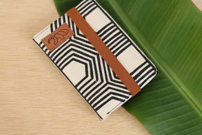 Pe&ccedil;a feita, por ind&iacute;genas, &agrave; m&atilde;o, para a Tam&atilde;