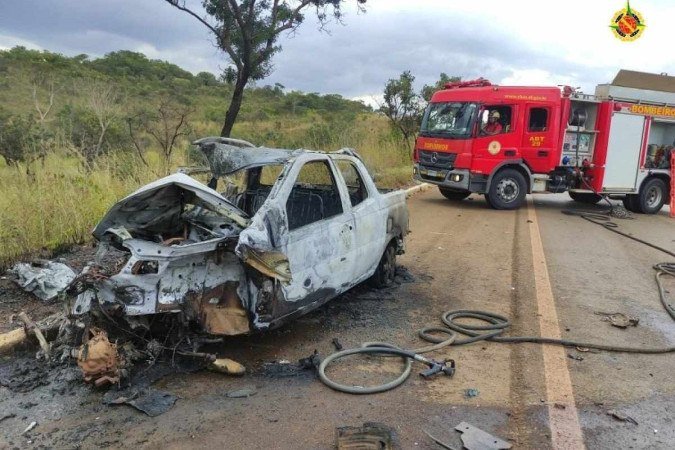 Veículo pegou fogo após bater em uma caminhonete na BR-251 - (crédito: Divulgação/PMDF) Veículo pegou fogo após bater em uma caminhonete na BR-251 - (crédito: Divulgação/PMDF)