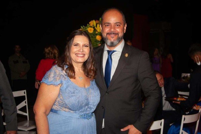  2022. Crédito: Sinpol/Divulgação. Cidades. Presidente do Sindicato dos Policiais Civis do DF (Sinpol), Alex Galvão, com a deputada Bia Kicis (PL-DF), no baile do Sinpol.
