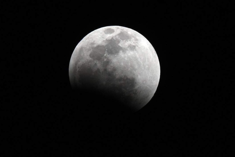 Brasilienses se reúnem na Praça dos Três Poderes para assistir o eclipse lunar 