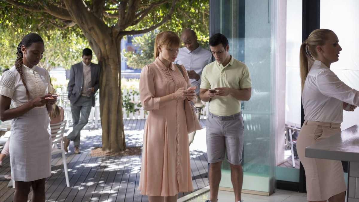 Série sombria e satírica, Black Mirror está de volta com sexta temporada