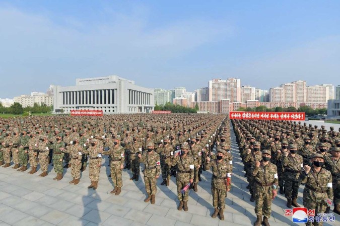 Coreia do Norte mobiliza exército para combater surto de covid