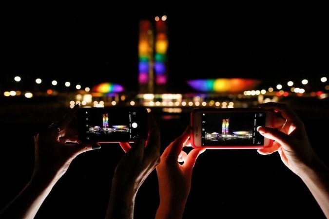 Cores da bandeira LGBTQIA+ são projetadas na fachada do Congresso Nacional - (crédito: Sergio Lima / AFP) Cores da bandeira LGBTQIA+ são projetadas na fachada do Congresso Nacional - (crédito: Sergio Lima / AFP)