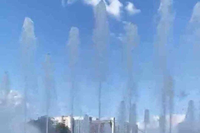 Fonte luminosa na Praça da Torre de TV