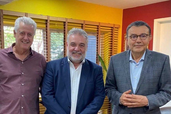  2022. Coluna Eixo Capital. O ex-governador Rodrigo Rollemberg, o superintendente regional do Sebrae, Valdir Oliveira, e o presidente nacional do PSB, Carlos Siqueira, conversam sobre eleiÃ§Ãµes


      