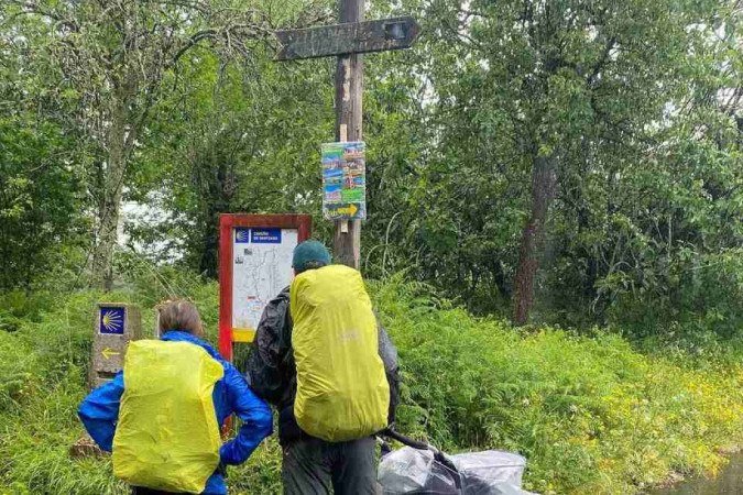  2022. Revista. Caminho de Santiago - Tuí - Espanha. Casal alemã leva bebê para o Caminho.
      