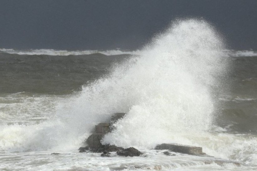 Tempestade Yakecan chega ao Brasil com ventos de até 100 km/h, queda de energia e suspensão de aulas