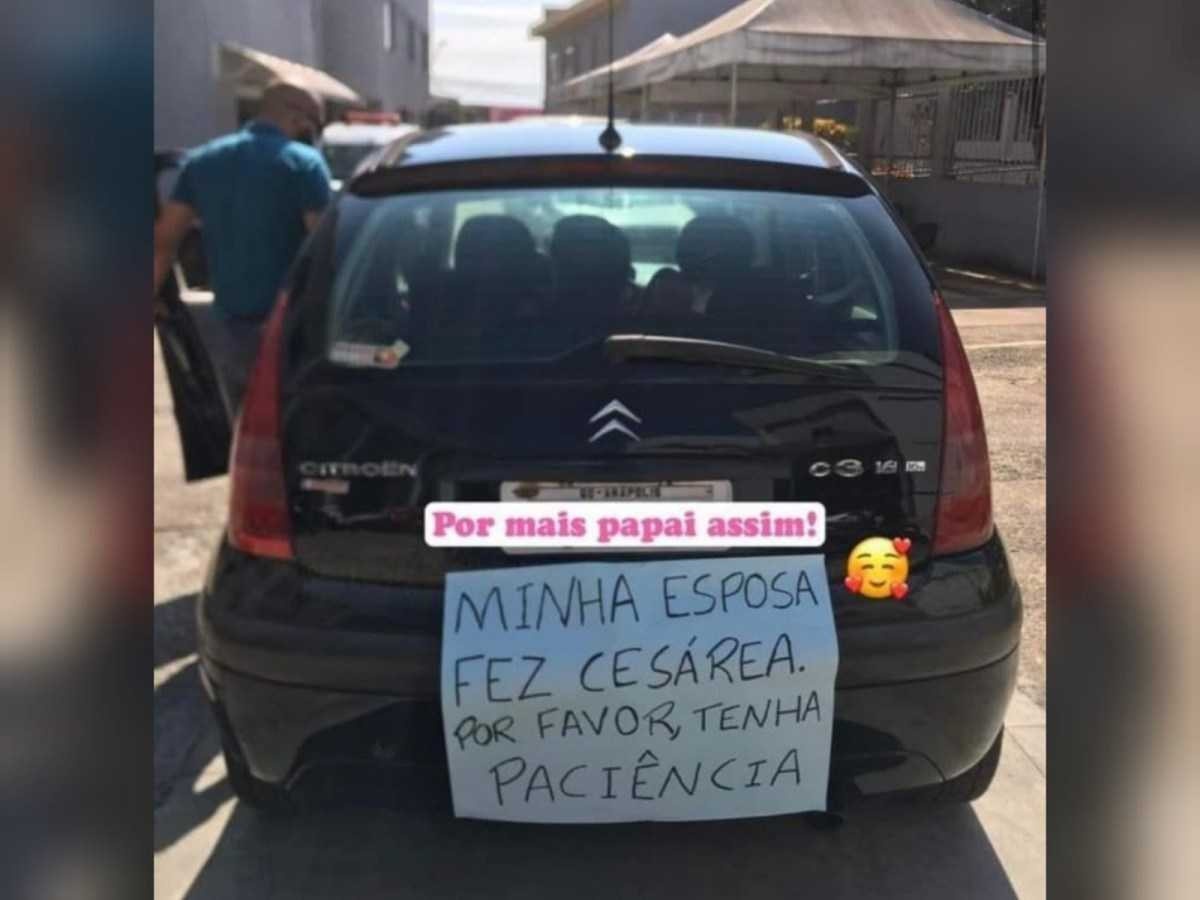 Em cartaz no carro, homem pede calma a motoristas após cesárea da esposa