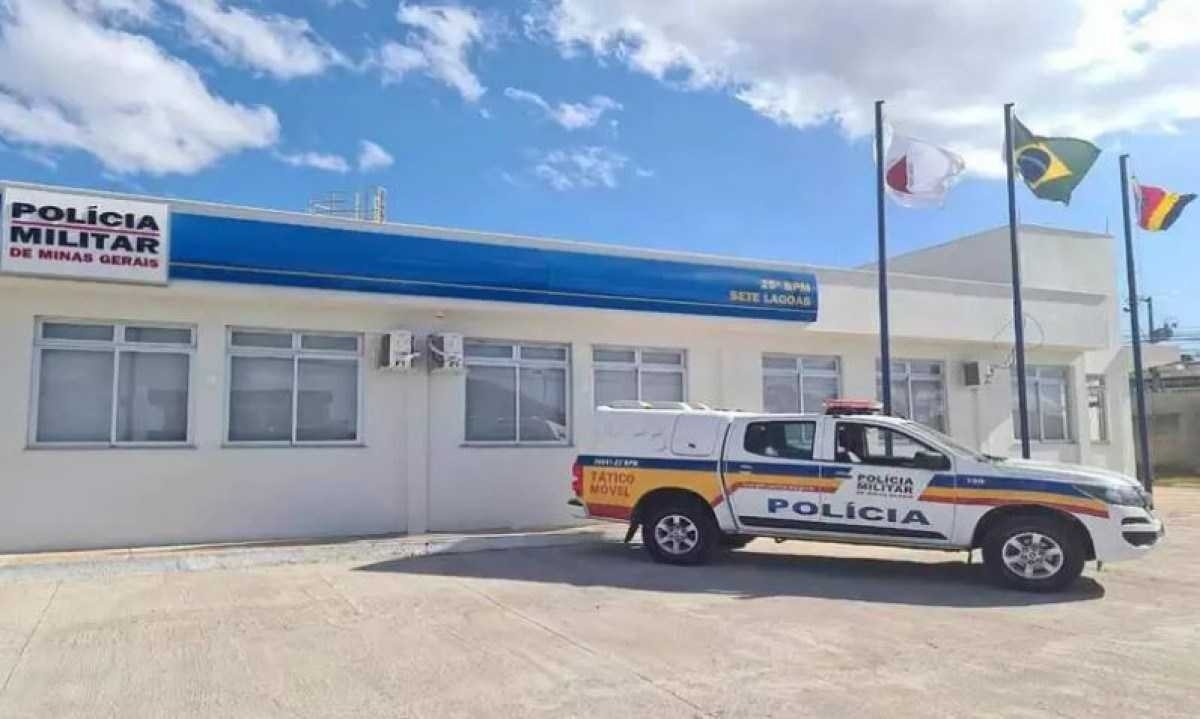 Homem é preso por agredir companheira e filho com cabo de vassoura