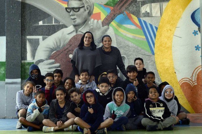  A pedagoga Viviane Pereira da Silva e a int&eacute;rprete de Libras Adriana de Oliveira fazem parte do projeto na EC 15, de Ceil&acirc;ndia. Cada oficina para os alunos do 5&ordm; ano dura de uma a tr&ecirc;s horas -  (crédito: Fotos: Marcelo Ferreira/CB/D.A Press)