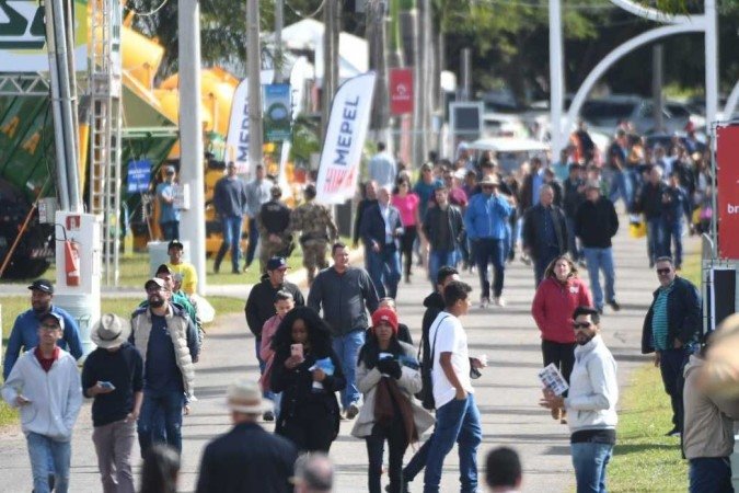 Além de produtores e empresários do agronegócio, o público em geral tem visitado a feira desde terça-feira