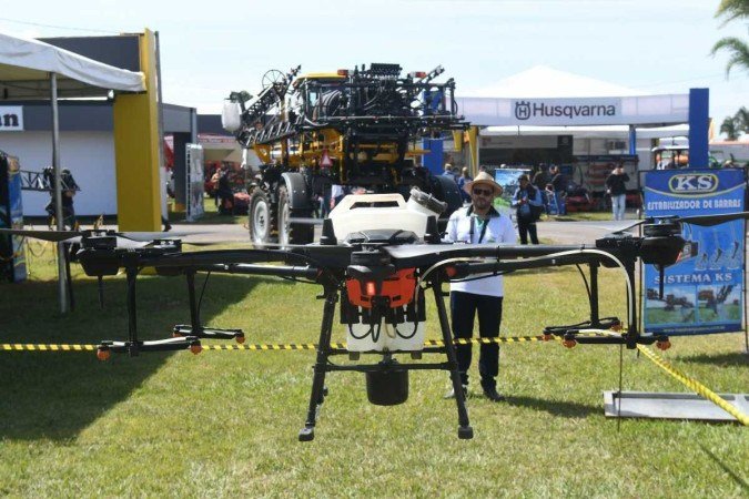  18/05/2022. Crédito: Ed Alves/CB/D.A Press. Brasil. Brasília - DF. Cidades. Segundo dia da Agrao Brasilia 2022. Na foto Mariozan Mota, piloto do Drone. 