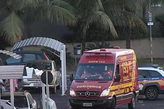 Bombeiros e PM atenderam à ocorrência em condomínio - (crédito: Reprodução/Redes sociais) Bombeiros e PM atenderam à ocorrência em condomínio - (crédito: Reprodução/Redes sociais)