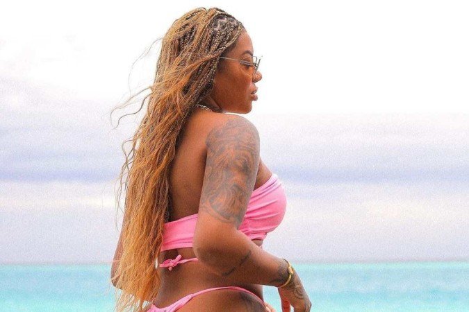 Depois de publicar momentos românticos com a esposa, Ludmilla surpreendeu os fãs ao postar fotos que fez no mar cristalino da ilha -  (crédito: Reprodução/Instagram)