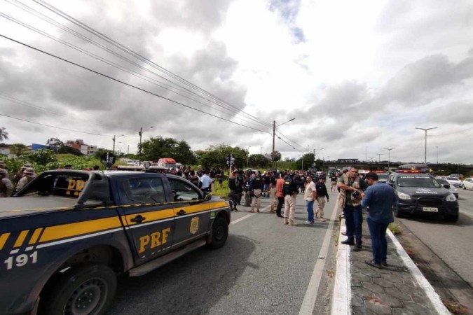 Dois policiais rodoviários federais são mortos a tiros na BR-116, no Ceará