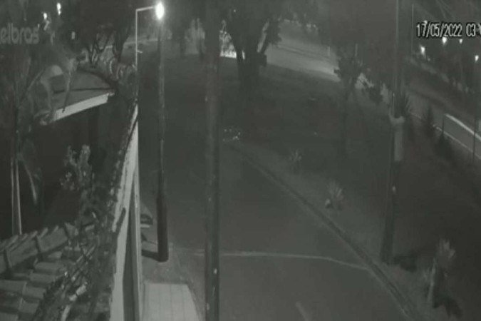 Imagens mostram momento em que o homem escala o poste para furtar os fios - (crédito: Divulgação/PCDF) Imagens mostram momento em que o homem escala o poste para furtar os fios - (crédito: Divulgação/PCDF)