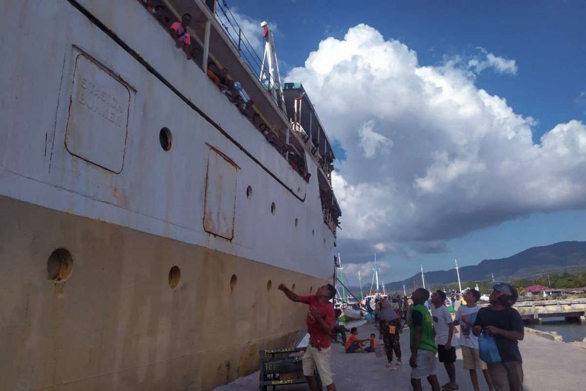 Equipes desencalham balsa na Indonésia com mais de 800 a bordo
