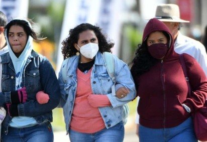 Jaquetas, casacos, gorro e luvas. Vale tudo para se proteger do frio intenso que chegou ao DF nos últimos dias -  (crédito:  Ed Alves/CB)