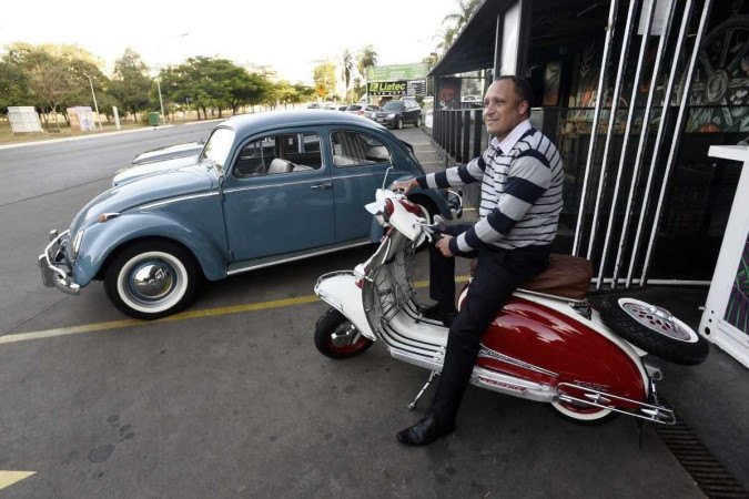 O empresário e colecionador Daniel Freitas mostra dois xodós dele: a Lambretta LI 1966 e o Fusca 1962. Ele é um dos expositores do Festival Brasília Sobre Rodas -  (crédito: Minervino Júnior/CB/D.A.Press)