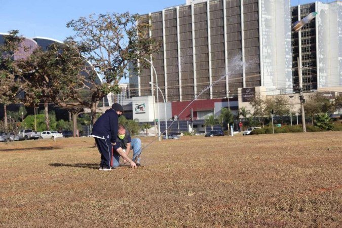 Foguete sendo lançando pelos estudantes com orientação e supervisão dos professores -  (crédito: Divulgação Marista João Paulo II)