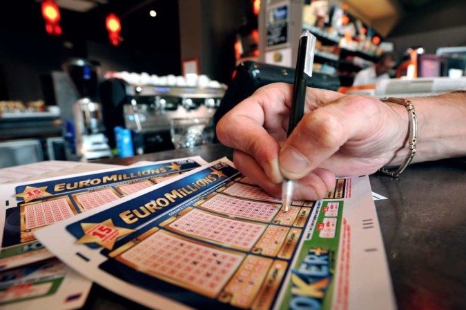O EuroMillions é uma loteria que abrange vários países europeus (como França, Reino Unido, Espanha, Portugal, Bélgica, Irlanda, Áustria, Suíça e Luxemburgo) e requer 7 números corretos para ganhar o prêmio máximo - (crédito: PHILIPPE HUGUEN/AFP ) O EuroMillions é uma loteria que abrange vários países europeus (como França, Reino Unido, Espanha, Portugal, Bélgica, Irlanda, Áustria, Suíça e Luxemburgo) e requer 7 números corretos para ganhar o prêmio máximo - (crédito: PHILIPPE HUGUEN/AFP )