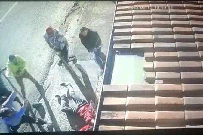 Moradores decidiram fazer justiça com as próprias mãos em Poços de Caldas - (crédito: Redes Sociais) Moradores decidiram fazer justiça com as próprias mãos em Poços de Caldas - (crédito: Redes Sociais)
