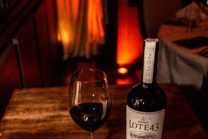 prato harmonizado com o Miolo Lote 43 foi feito justamente pelo chef TUCA MEZZOMO, QUE PREPAROU ABÓBORA DEFUMADA COM ESPUMA DE QUEIJO E CEVADA CROCANTE.