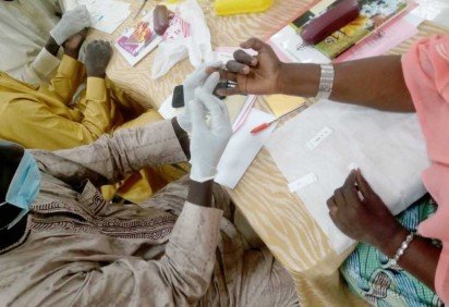 Coleta de amostra de sangue de paciente na Nigéria para tentar identificar possível contaminação de varíola do macaco - (crédito: OMS/afro.who.int) Coleta de amostra de sangue de paciente na Nigéria para tentar identificar possível contaminação de varíola do macaco - (crédito: OMS/afro.who.int)