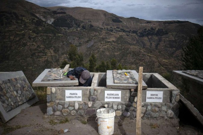 Víctimas del ‘Carnicero Andino’ entierran después de 37 años en Perú