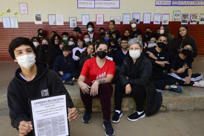 O aluno Moises segura uma reportagem do Correio Braziliense -  (crédito:  Marcelo Ferreira/CB/D.A Press)