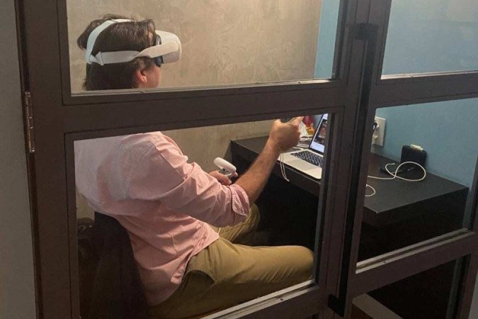 Kenneth Corrêa em reunião dentro do metaverso