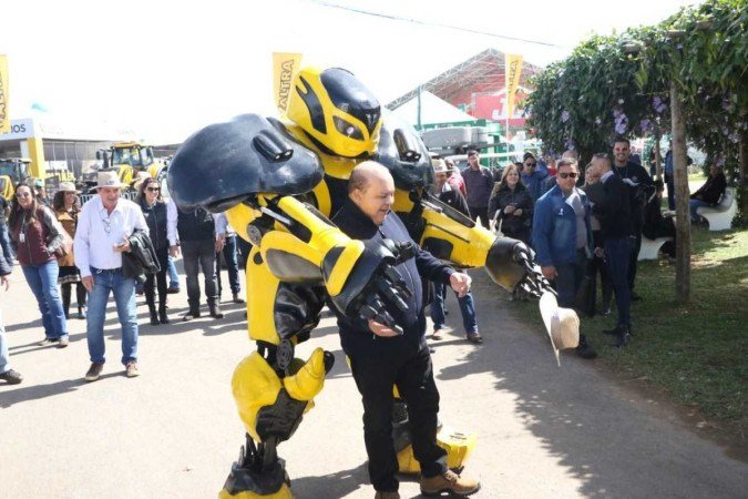  Crédito: GDF/Divulgação. Governador Ibaneis Rocha em visita à AgroBrasília brinca com robô Transformer