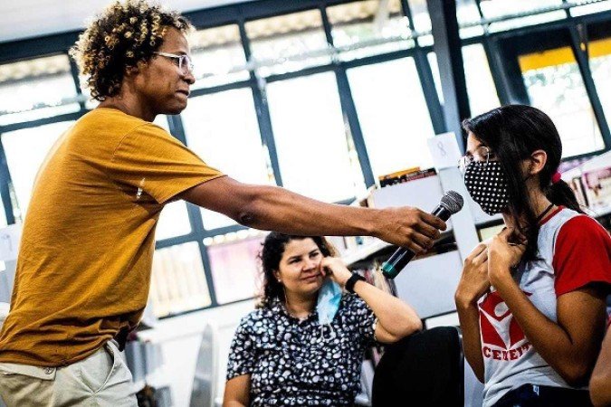 O Sarau teve início em abril. Através das performances, que vão até as escolas do DF, estudantes têm a oportunidade de ter um contato amplificado com a poesia - (crédito: DAVIMELLO/Reprodução) O Sarau teve início em abril. Através das performances, que vão até as escolas do DF, estudantes têm a oportunidade de ter um contato amplificado com a poesia - (crédito: DAVIMELLO/Reprodução)