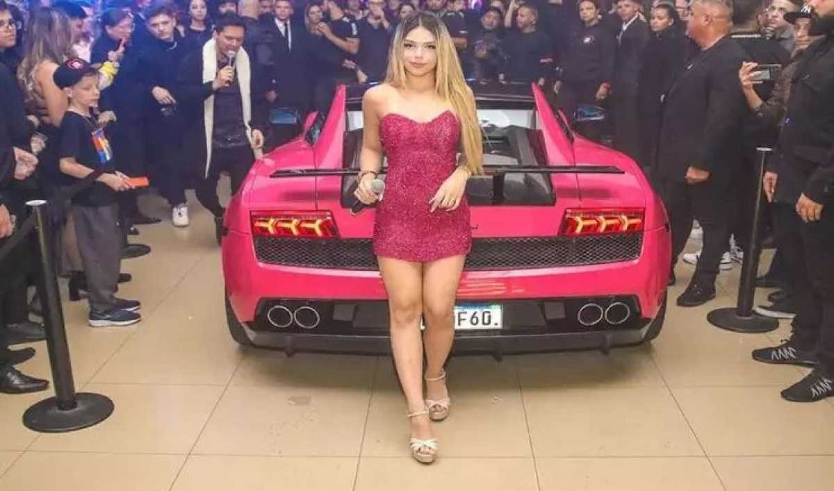 Melody realiza festa de 15 anos e ganha Lamborghini de R$ 1,3 milhão