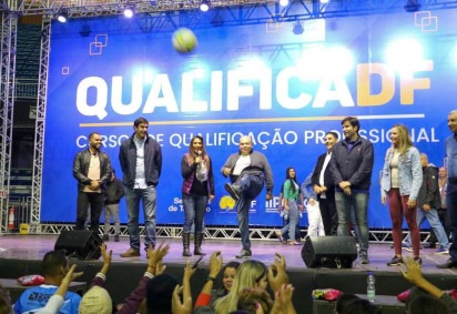 Ibaneis participa da primeira aula do QualificaDF, na manhã de sábado (21/5), no Ginásio Nilson Nelson -  (crédito: Renato Alves/Agência Brasília)