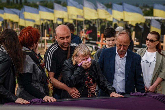Uma mãe lamenta seu filho de 47 anos, Olexandr Haponchev, um militar ucraniano morto durante a invasão russa da Ucrânia, durante seu funeral na seção militar do cemitério Kharkiv número 18 em Bezlioudivka - (crédito: Dimitar DILKOFF / AFP) Uma mãe lamenta seu filho de 47 anos, Olexandr Haponchev, um militar ucraniano morto durante a invasão russa da Ucrânia, durante seu funeral na seção militar do cemitério Kharkiv número 18 em Bezlioudivka - (crédito: Dimitar DILKOFF / AFP)