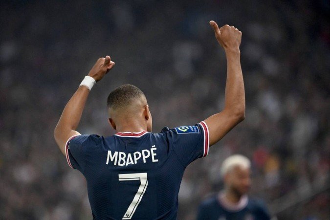 Mbappe comemora após marcar o terceiro gol durante a partida de futebol francês L1 entre Paris Saint-Germain (PSG) e Metz no estádio Parc des Princes, em Paris, em 21 de maio de 2022       -  (crédito: Anne-Christine POUJOULAT / AFP)