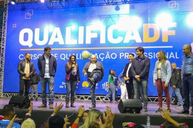 Ibaneis participa da primeira aula do QualificaDF, na manhã de sábado (21/5), no Ginásio Nilson Nelson - (crédito: Renato Alves/Agência Brasília) Ibaneis participa da primeira aula do QualificaDF, na manhã de sábado (21/5), no Ginásio Nilson Nelson - (crédito: Renato Alves/Agência Brasília)