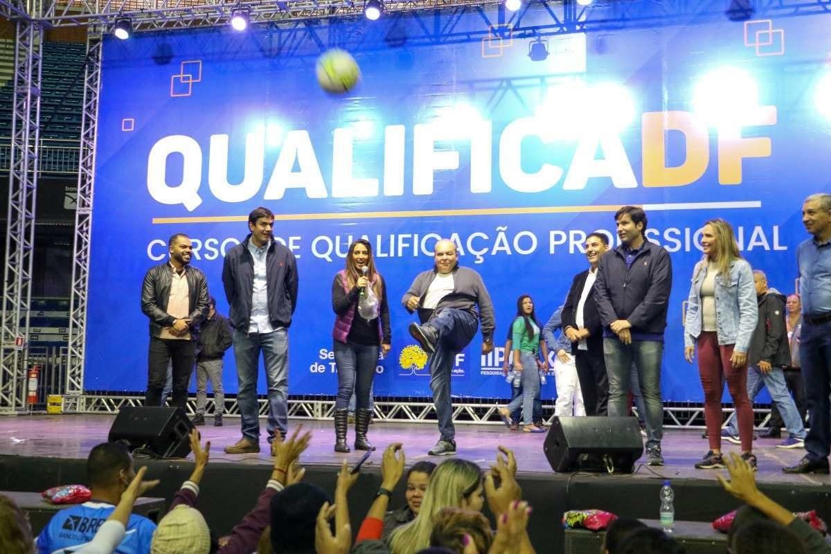 Mulheres são 60% dos formandos do programa QualificaDF
