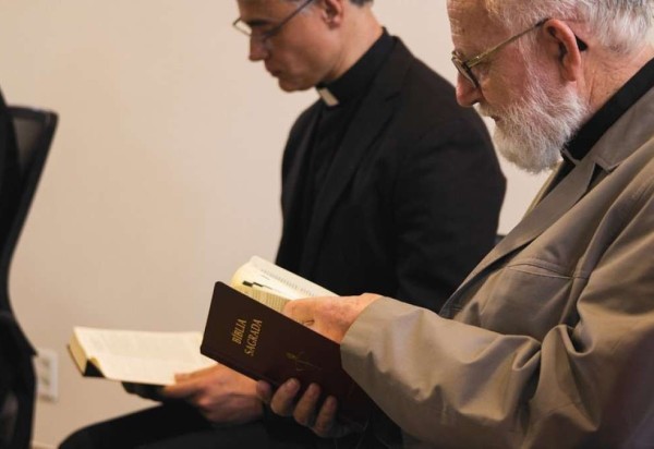 Johan Konings folheando, pela primeira vez, a edição da Bíblia da CNBB na qual trabalhou incansavelmente na tradução | Foto: Ascom CNBB